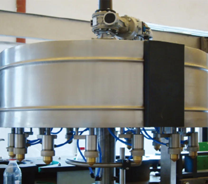 Máquina rotativa de etiquetado con adhesivo termofusible